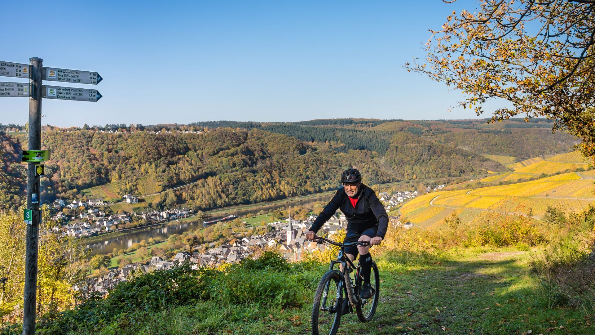 Fietstochten Mountainbiker met uitzicht op Enkirch