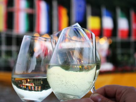 wijnglazen-proosten-trachtentreffen-kröv Proosten met wijnglazen tijdens het Trachtentreffen in Kröv