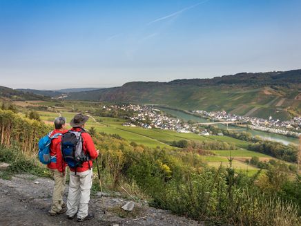 wandelend-paar-kinheim-uitzicht-bos Wandelend paar met uitzicht op Kinheim