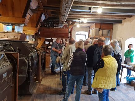 rondleiding-oliemoele-bengel-groep groep op een rondleiding in de oliemolen bengel