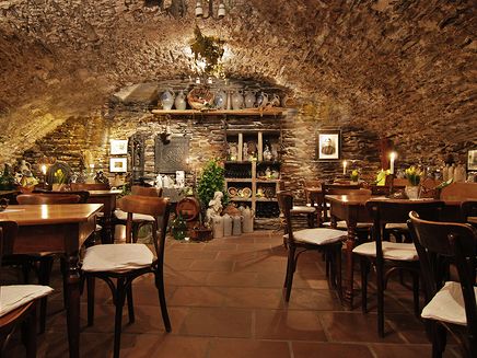 bronkelder-horeca-restaurant-zunftscheune-traben-trarbach Rustieke bronkelder van de Zunftscheune Traben-Trarbach