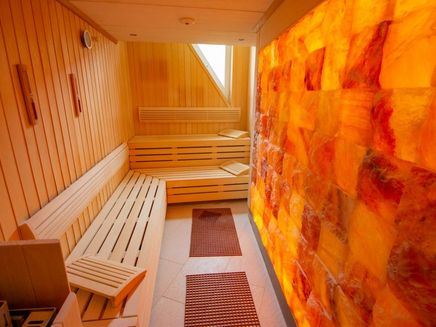 sauna-innenansicht-moseltherme-traben-trarbach Saunaraum in der Moseltherme