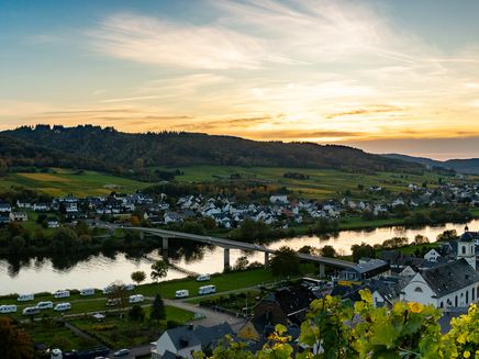 panorama van de moselle-uitzicht-kinheim Moezelpanorama met zonsondergang Kinheim