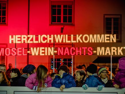 mosel-wein-nachts-markt-eisbbahn-weihnachtsmarkt-traben-trarbach An der Schlittschuhbahn zum Mosel-Wein-Nachts-Markt