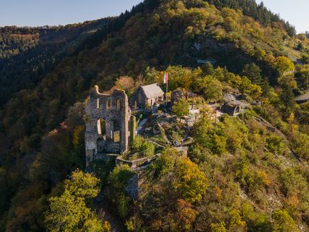 Luchtfoto van de voorzijde van kasteel Grevenburg in Trarbach-Trarbach