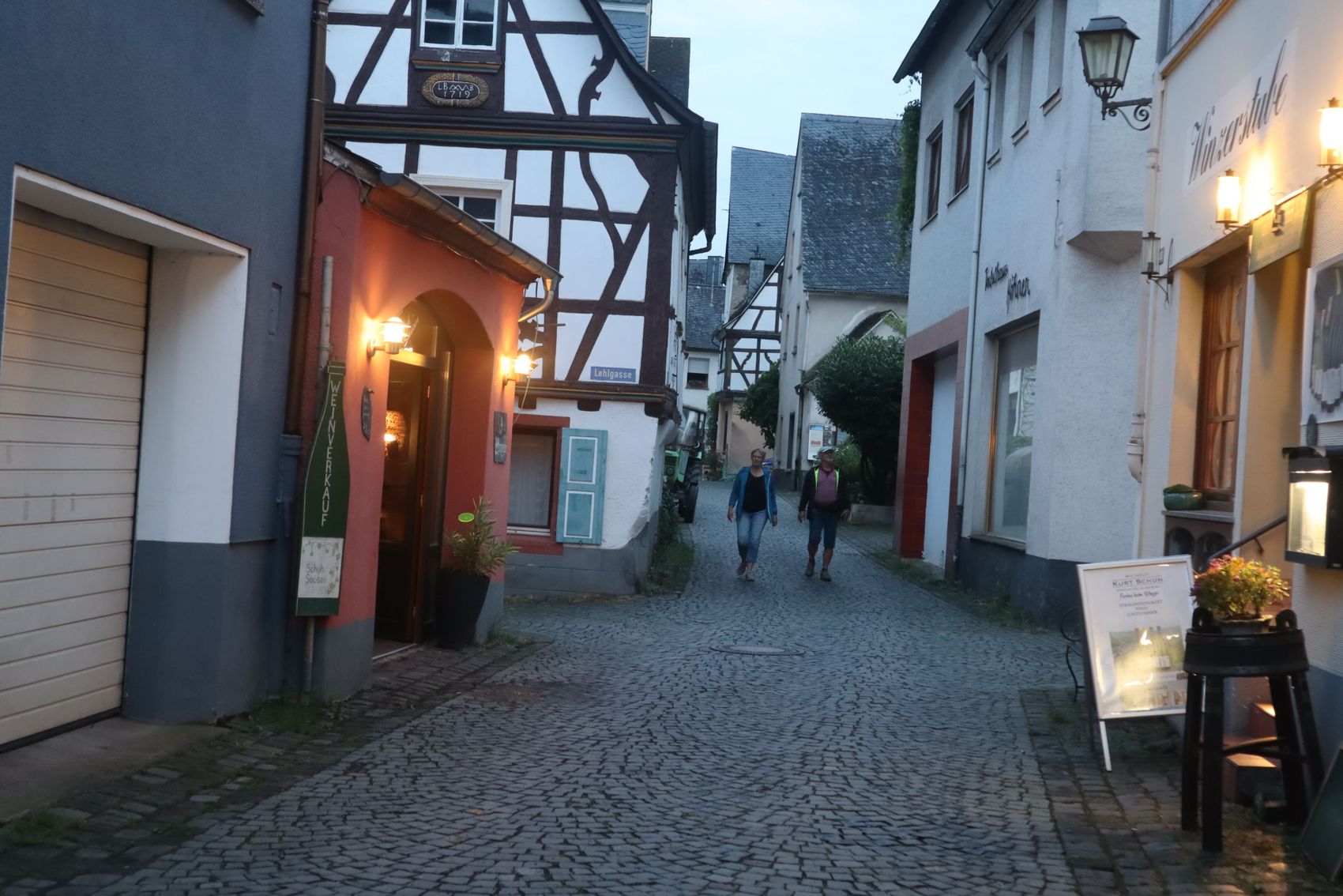 Voetgangers-Allee-Avond-atmosfeer-reil Voetgangers in de kronkelige steegjes van Reil