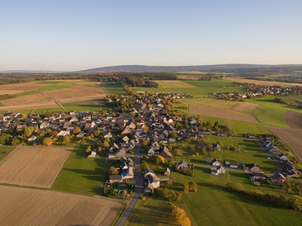 Uitzicht op het dorp-irmenach Uitzicht op het dorp Irmenach/Hunsrück