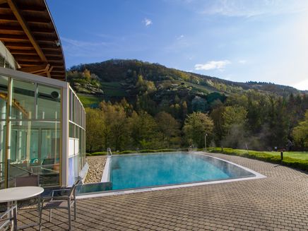 buitenzwembad-zicht-op-de-wijngaarden-traben-trarbach-moseltherme Buitenzwembad van de Moseltherme met uitzicht op de wijngaarden van Traben-Trarbach