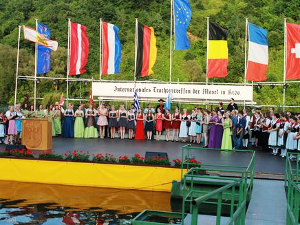 internationaal-traditionele klederdracht-podium-kröv Drijvend podium tijdens de internationale bijeenkomst voor traditionele klederdracht