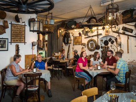 gezellig-groep-wijnmakerij-ehses-schuur-traben-trarbach Groepsproeverij in de schuur van de wijnmakerij Ehses in Traben-Trarbach.