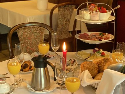 ontbijt-gezellig -springiersbacher-hof Ontbijttafel im Springiersbacher Hof